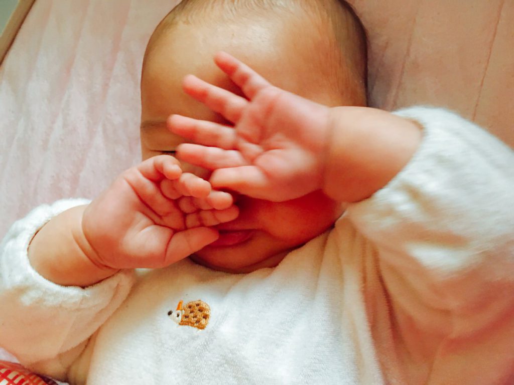 こ 赤ちゃん する 顔 首すわりは3～4ヶ月ごろから。確認方法や抱っこの注意点